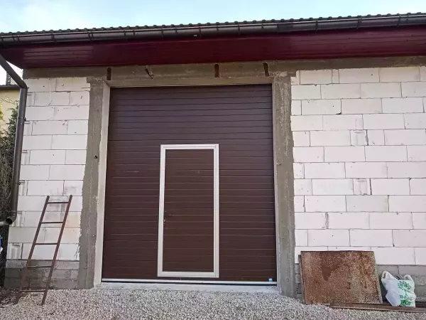 bramy-garazowe-z-drzwiami-10