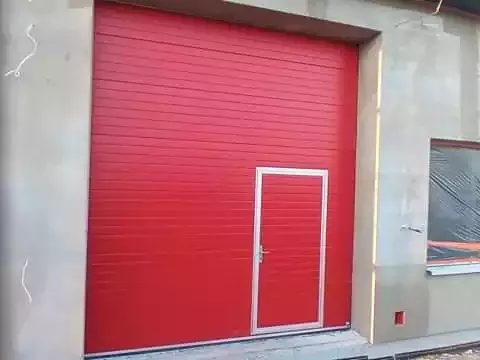 bramy-garazowe-z-drzwiami-11