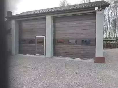 bramy-garazowe-z-drzwiami-13