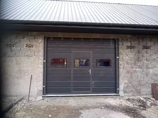 bramy-garazowe-z-drzwiami-15